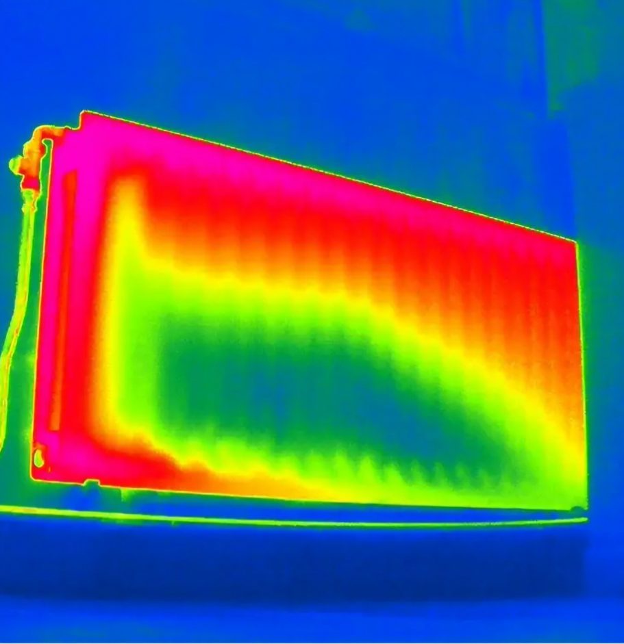 Appareil émettant chaleur, affichage thermique avec dégradés de couleurs vives.